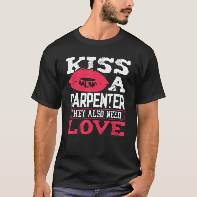 Camiseta Carpentry Kiss A Carpenter Also Need Love Carpente (Frente)