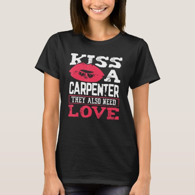Camiseta Carpentry Kiss A Carpenter Also Need Love Carpente (Frente)