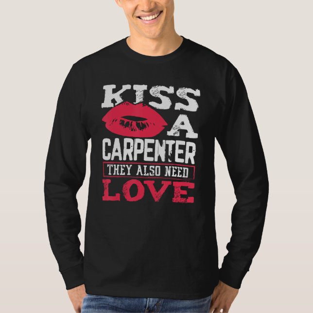 Camiseta Carpentry Kiss A Carpenter Also Need Love Carpente (Frente)