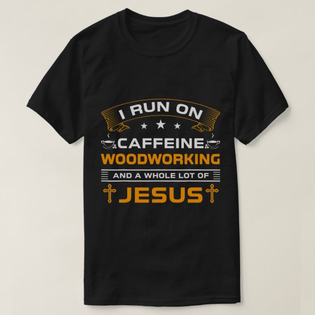Camiseta Carpinteiros Engraçados Eu Corro No Café Jesus Tra (Frente do Design)