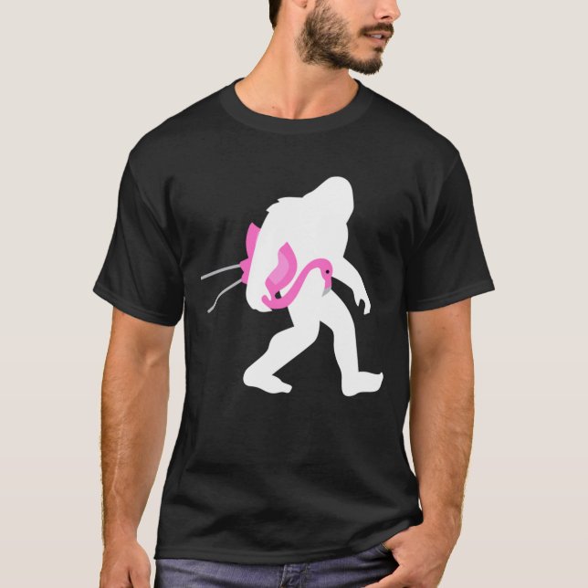 Camiseta Carregando Bigfoot Lawn Flamingo Funny Sasquatch (Frente)