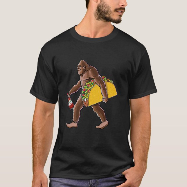 Camiseta Carregando Pé Grande Um Taco E Uma Garrafa De Molh (Frente)