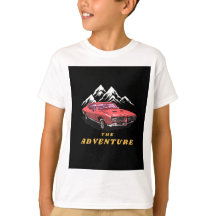 Carro vintage perto da montanha com cor vermelha