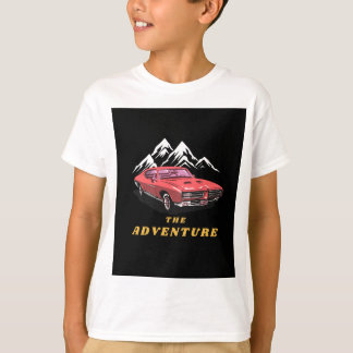 Camiseta Carro vintage perto da montanha com cor vermelha