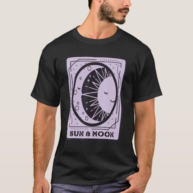 Camiseta Carta de Tarot do Sol e da Lua Cartas Místicas Ocu (Frente)