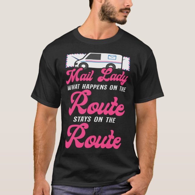 Camiseta Carteiro Mailman Mail Lady O Que Acontece Na Rua (Frente)