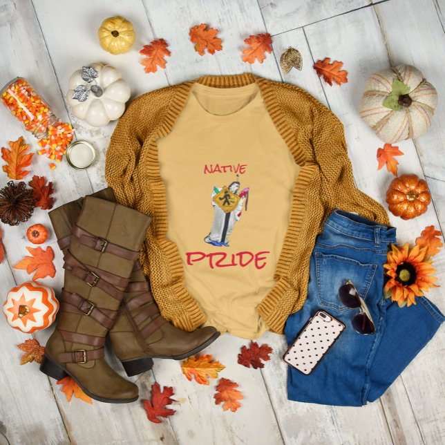 Camiseta Cartografia sobre Ayasha, ainda aqui, nativa ameri (Native American Still Here Ayasha Cartoon Yellow Cream T-Shirt)