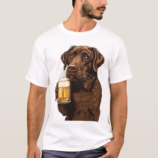Camiseta Cartoon Chocolate Labrador Segurando Cerveja (Frente)