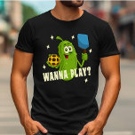 Camiseta Cartoon Pickle Quer Jogar Pickleball<br><div class="desc">Esta t-shirt de picleball,  com o seu picles de desenho animado divertido,  é uma forma excelente de pedir a outro jogador que se junte a ti a jogar no campo.</div>