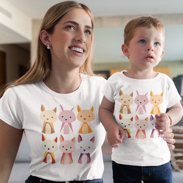 Camiseta Cartoon Predator Fox (Smiling mom showing something to her baby - both wearing fox cartoon tshirt)