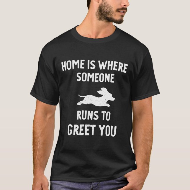 Camiseta Casa é onde alguém corre para cumprimentá-lo (Frente)