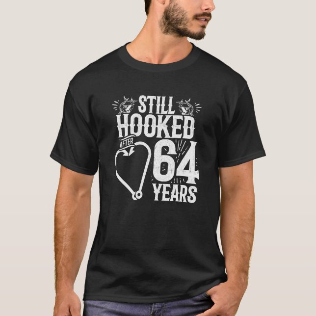Camiseta Casado 64 Anos - Casal De Pesca - Casamento 64 A (Frente)