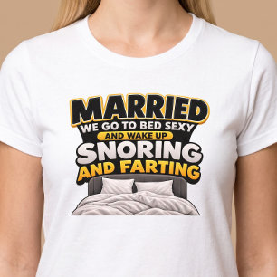 Camiseta Casado com Dois Controles Uma Sofá Engraçado