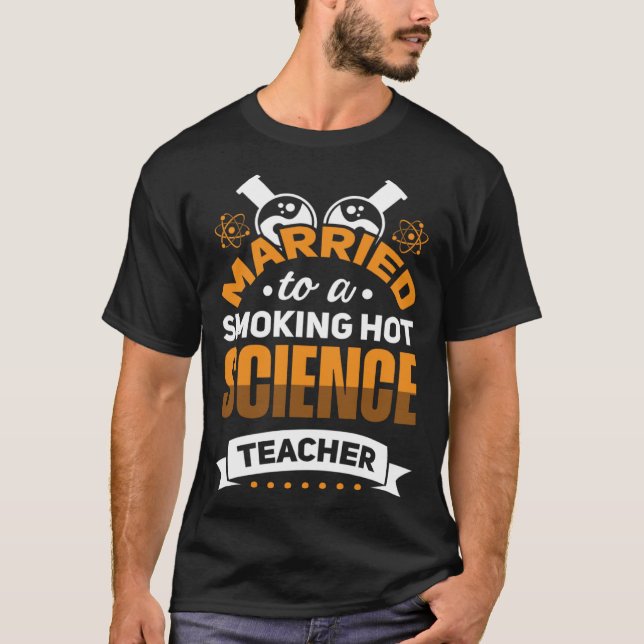 Camiseta Casado com um professor de ciência quente e fumant (Frente)