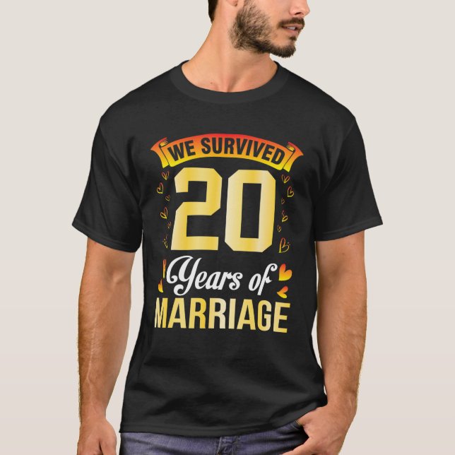 Camiseta Casado De Esposa Marido Que Sobrevivemos A 20 Anos (Frente)