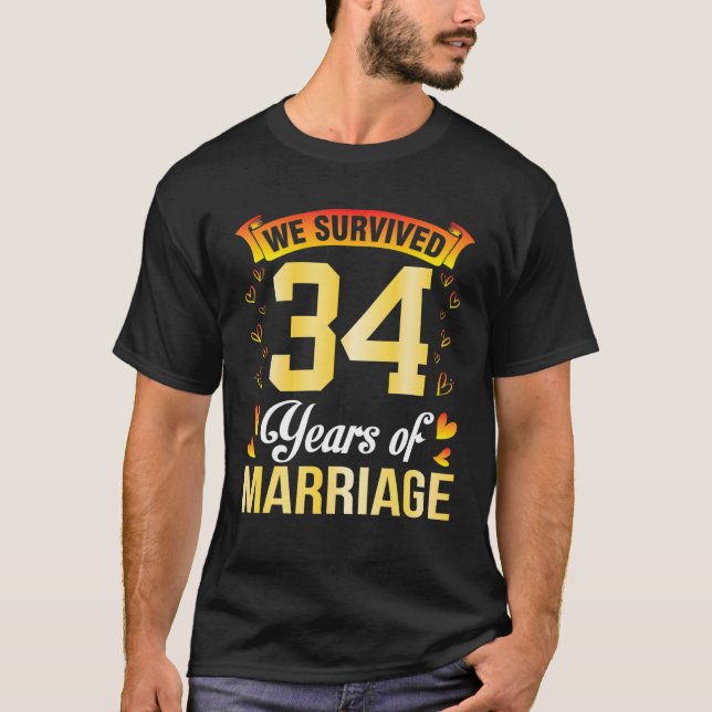 Camiseta Casado De Esposa Marido Que Sobrevivemos A 34 Anos (Frente)