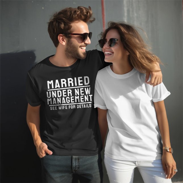Camiseta Casado Sob Novo Gerenciamento Consulte Esposa Para (Married Under New Management See Wife For Details T-Shirt by Ricaso. Fun newly wed humor )