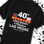 Camiseta casais do 40º aniversário de casamento Viagem de L<br><div class="desc">Um presente único de 40 anos para marido e esposa ou casal casado levando um final de semana romântico para Las Vegas para celebrar 40 anos de casamento! Novidade lembrando sua viagem de Vegas como uma segunda viagem de lua de mel ou festa de casamento que você nunca teve. Apresenta...</div>