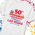 Camiseta casais do 50º aniversário de casamento Viagem de L<br><div class="desc">Um presente único de 50 anos para marido e esposa ou casal casado levando um final de semana romântico para Las Vegas para celebrar 50 anos de casamento! Novidade lembrando sua viagem de Vegas como uma segunda viagem de lua de mel ou festa de casamento que você nunca teve. Apresenta...</div>