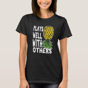Camiseta Casais Libertinos Brincam Bem Com Outros de Cabeça