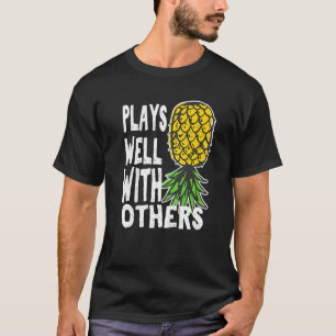 Camiseta Casais Libertinos Brincam Bem Com Outros de Cabeça