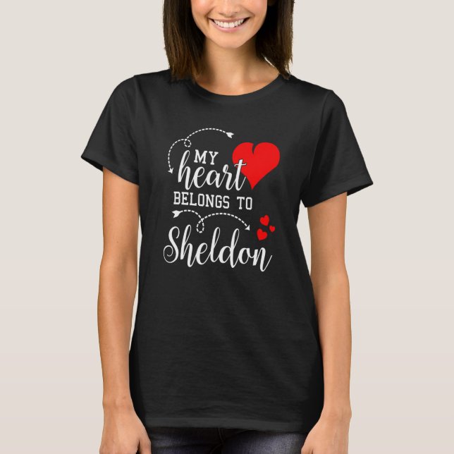 Camiseta Casais que Combinam Meu Coração Pertence a Sheldon (Frente)
