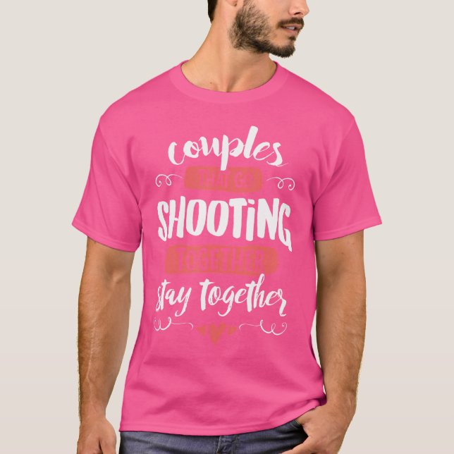 Camiseta Casais que Disparam Permanecem Juntos (Frente)