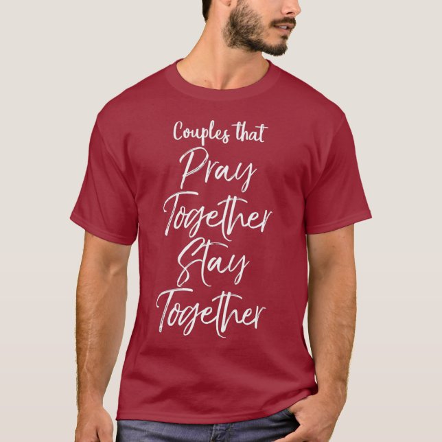 Camiseta Casais Que Rezam Juntos Fiquem Juntos (Frente)