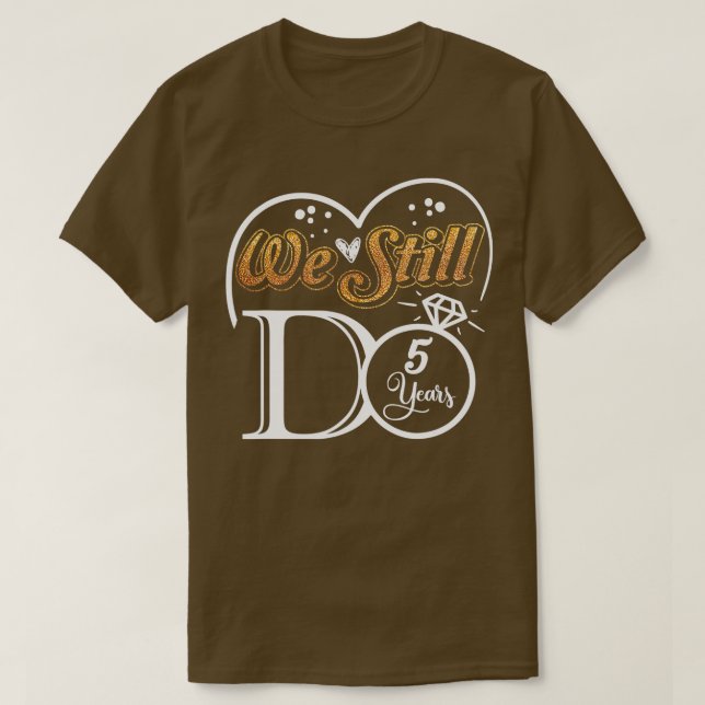 Camiseta Casal Casamento Aniversário Ainda Fazemos 5 Anos (Frente do Design)