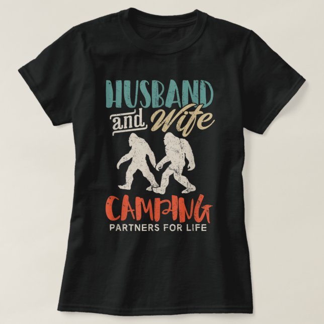 Camiseta Casal de acampamento Bigfoot no dia da esposa do m (Frente do Design)