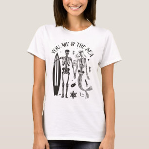 Camiseta Casal de Esqueleto de Sereia Surfando Praia de Ilh