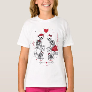 Camiseta Casal de Esqueletos Alimentando Cachorro e Gato