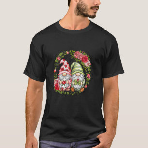 Camiseta Casal de Gnomo Romântico Cercado por Rosas