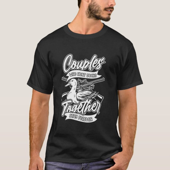 Camiseta Casal Engraçado Junto Caçador Sarcástico (Frente)
