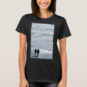 Camiseta Casal lésbica caminha lado a lado em uma praia are