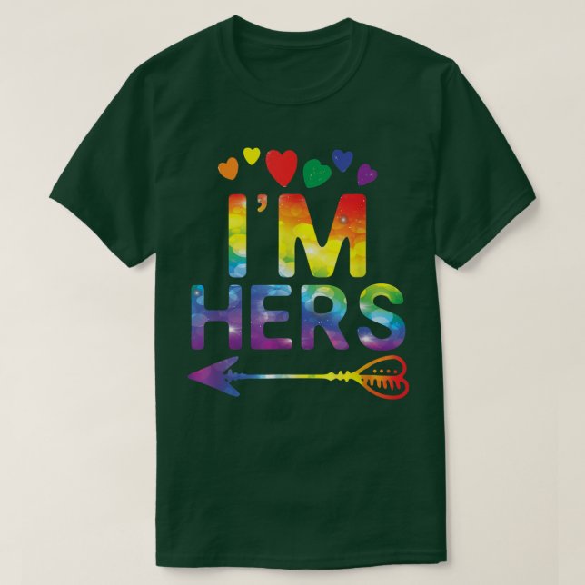 Camiseta Casal lésbica Engraçado, sou o orgulho LGBT dela  (Frente do Design)