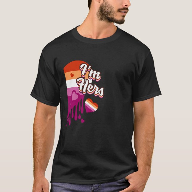 Camiseta Casal Lésbico Combinando O Dela & Eu Sou Dele H (Frente)