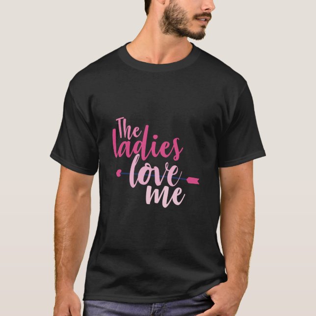 Camiseta Casal Presente As Senhoras Me Ama (Frente)