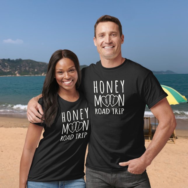 Camiseta Casal Viagem de Lua de Mel (Honeymoon road trip T-shirt for newlyweds featuring intertwined hearts and a fun typographic design)