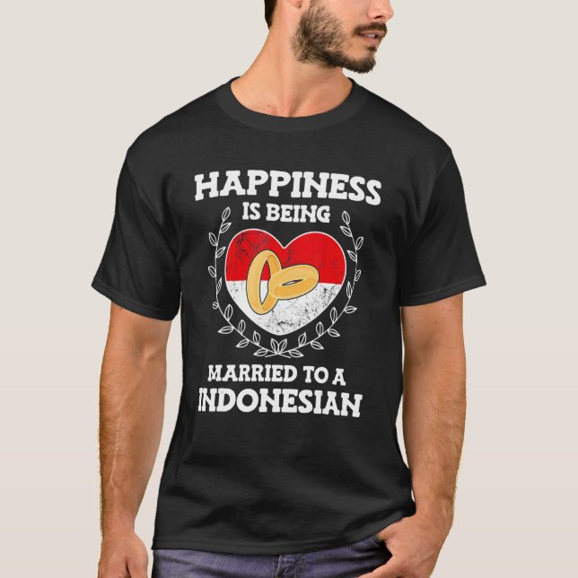 Camiseta Casamento Aniversário Casado Com Uma Esposa Indoné (Frente)