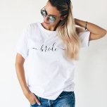 Camiseta casamento do guião preto branco moderno<br><div class="desc">Camiseta noiva de casamento com "noiva" em bela tipografia escrita impressa na frente. Camisa simples e bonita num guião preto. Faz um chá de panela excelente,  festa de solteira ou presente de casamento para a futura Sra!</div>