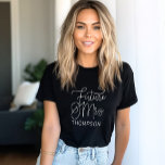 Camiseta Casamento Personalizado do Script Moderno da Sra.<br><div class="desc">A camiseta de noivado de mulheres,  moderna e casual,  com o roteiro de caligrafia branca "Future Mrs",  apresenta texto personalizado que pode ser personalizado com o sobrenome casado da noiva. Perfeito para a noiva vestir na festa de solteira e no fim de semana do casamento!</div>