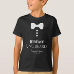 Camiseta Casamento Preto com Torres Brancas de Arco Branca<br><div class="desc">Estas t-shirts divertidas são concebidas como favores ou presentes para portadores de alianças de casamento. A t-shirt é preta e apresenta uma imagem de uma gravata branca de arco e três botões. O texto diz Ring Bearer, e tem um lugar para digitar seu nome, assim como o nome do casal...</div>