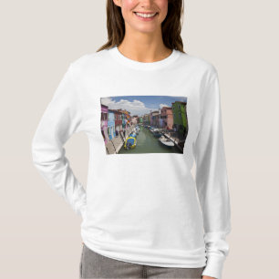 Camiseta Casas coloridas ao longo do canal na ilha de