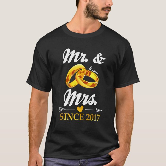Camiseta Casou-Se Com O Sr. e Sra. Desde 2017, Casal 5 (Frente)