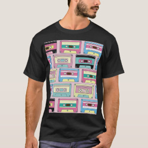 Camiseta Cassetes coloridas, padrão de fundo rosa.