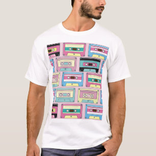 Camiseta Cassetes coloridas, padrão de fundo rosa.