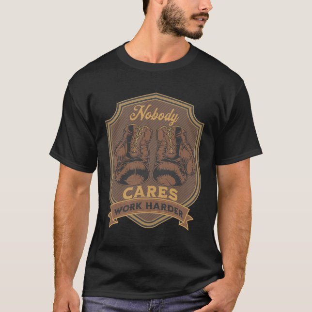 Camiseta Castanho Ninguém Se Importa De Trabalhar Mais Com  (Frente)
