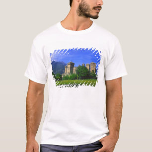 Camiseta Castelo de Fenis perto dos Alpes italianos em Feni