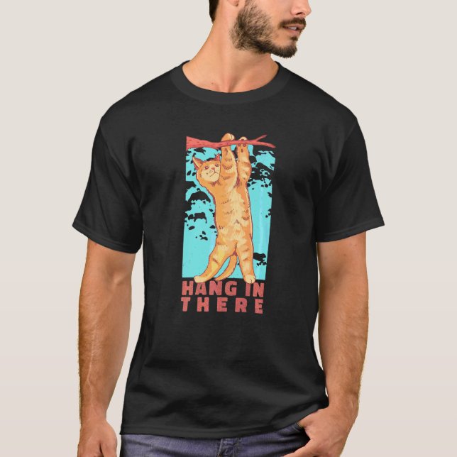 Camiseta Cat Hanging On Tree Branch Cat Stay Pawsitive (Frente)